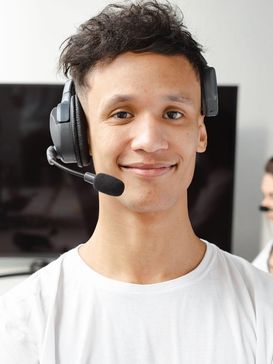 Medewerker van de klantenservice met headset