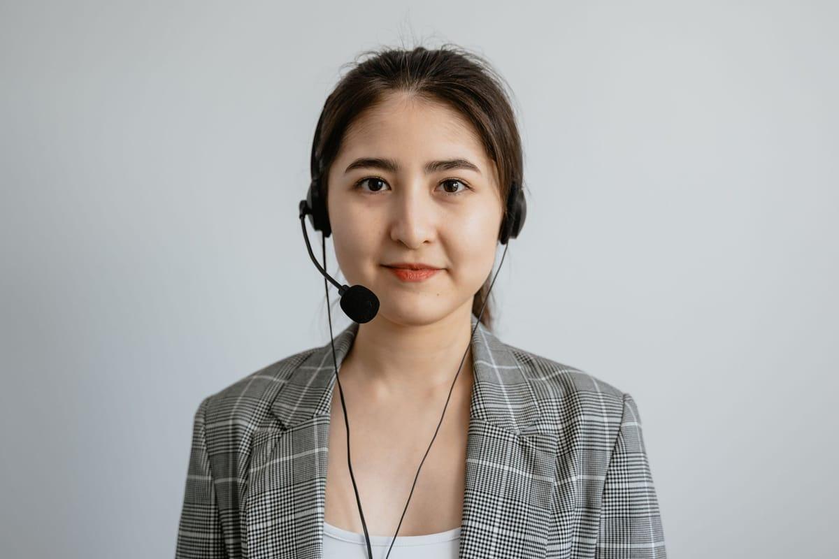 Medewerker van de klantenservice met headset