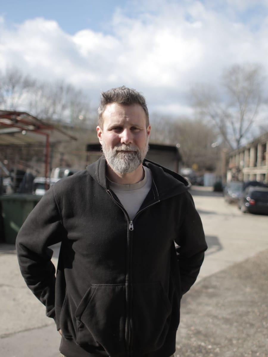 Garagehouder voor zijn werkplaats