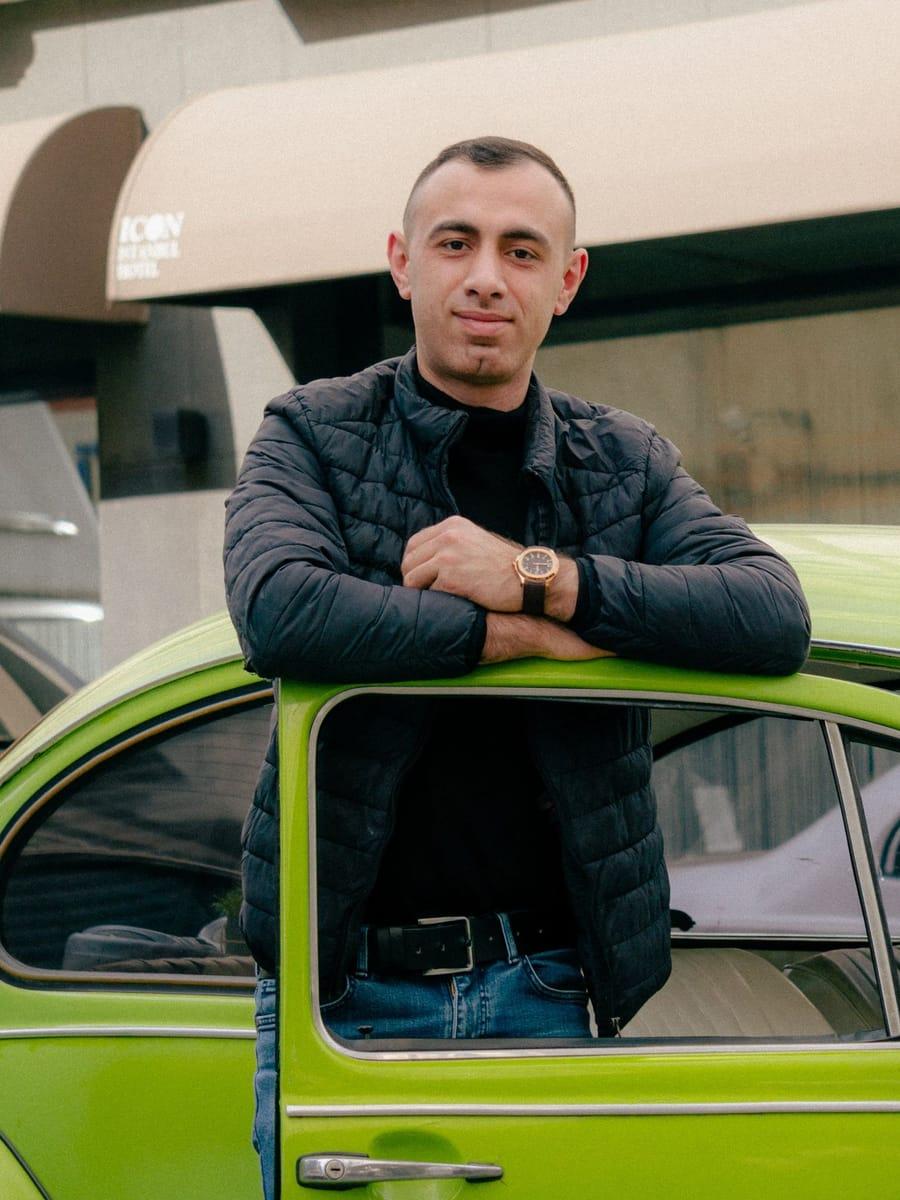 Tevreden automobilist bij zijn auto