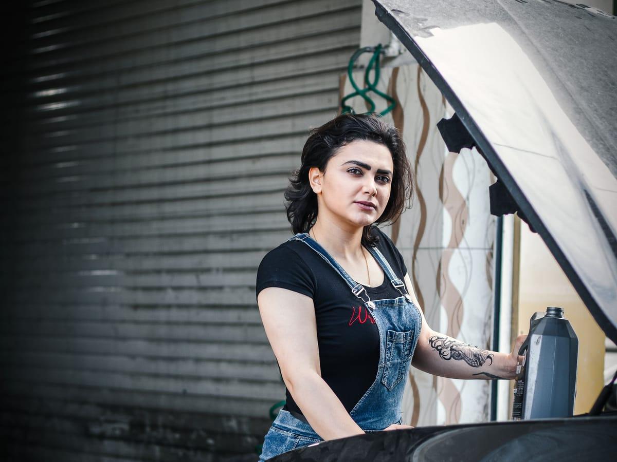 Monteur van een aangesloten garage aan het werk