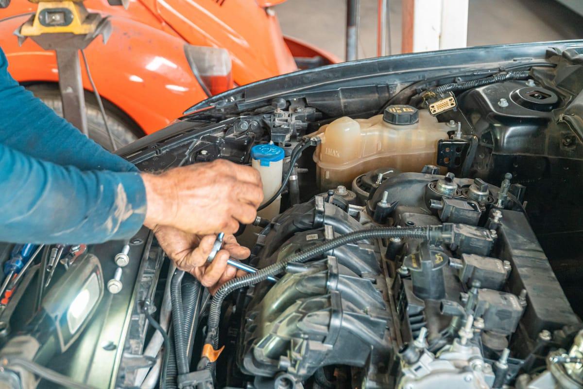 Monteur werkt in de motorruimte tijdens een onderhoudsbeurt