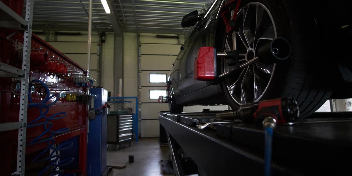 Auto op hefbrug tijdens APK keuring in professionele garage