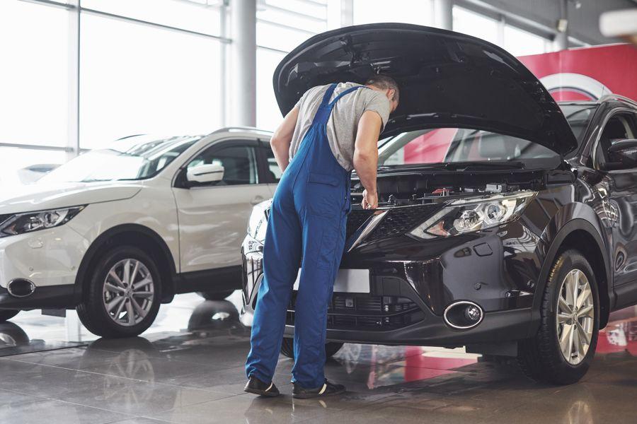Monteur repareert een auto in de werkplaats